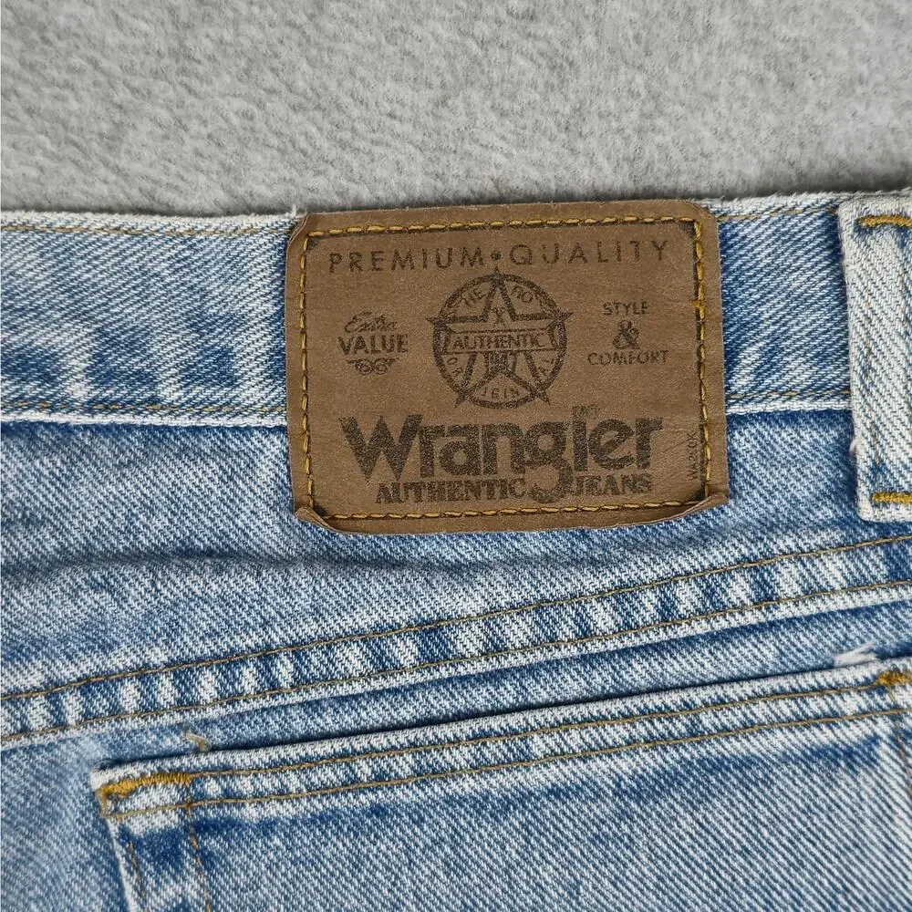 Wrangler Mens 31x32 Rugged Wear Classic Fit Jeans Light Wash Denim